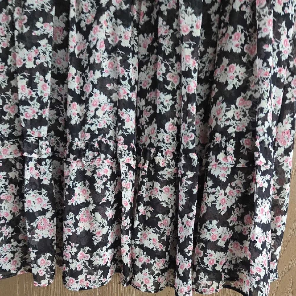 Everleigh Black, White & Pink Floral Buttoned Teired Sheer Blouse...med - Picture 5 of 7